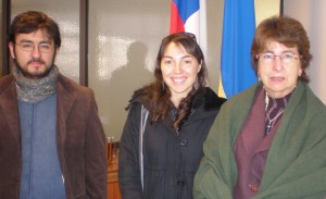 El jefe de la Carrera de Periodismo, Claudio Jofré, la premiada Monserrat Chávez y la directora de Depto. Carmen Gloria Donoso