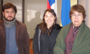periodis El jefe de la Carrera de Periodismo, Claudio Jofré, la premiada Monserrat Chávez y la directora de Depto. Carmen Gloria Donoso