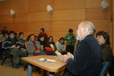 Gustavo González en  diálogo con los estudiantes.