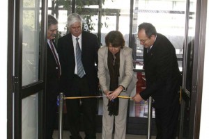 inauguraciion edf cs sociales 10 El tradicional corte de cinta. De izq. a derecha, Manuel A. Baeza, director del Depto. de Sociología; el decano Jorge Rojas; la directora del Depto. de Comunicación Social, Carmen Gloria Donoso y el rector Sergio Lavachy.