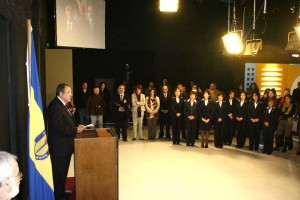     La ceremonia se realizó en el estudio de televisión con asistencia de autoridades universitarias, profesores, alumnos y personal administrativo.