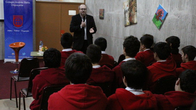 Carlos Basso compartió con estudiantes del Colegio Andrés Bello de Chiguayante